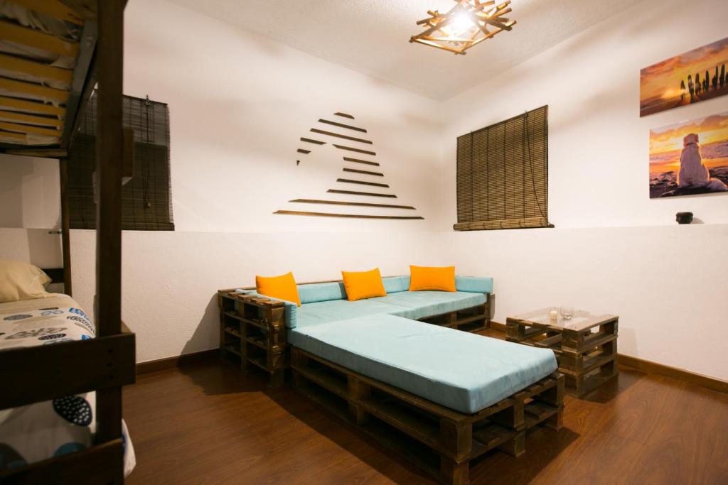 加亚新城Douro Surf Hostel的客房配有带橙色和蓝色枕头的床。