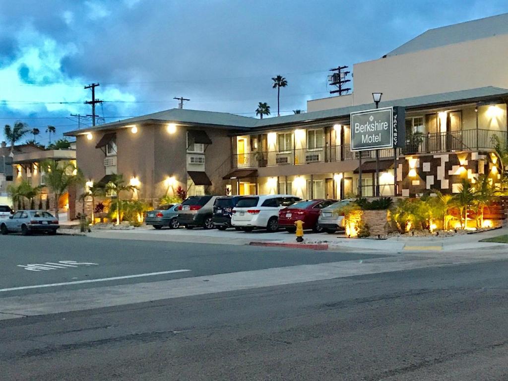 圣地亚哥伯克希尔汽车旅馆的停车场内有车辆的旅馆