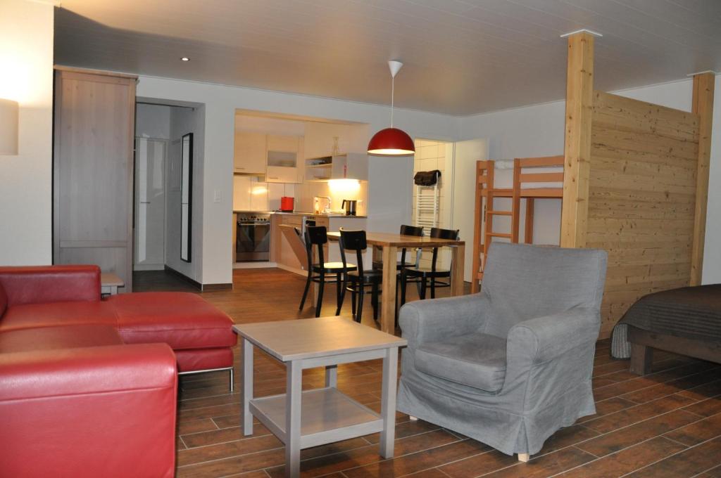 施瓦尔茨湖Alte Bäckerei的客厅配有沙发、椅子和桌子