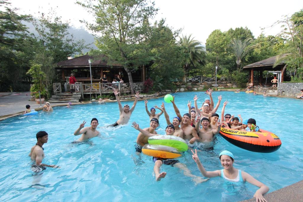 Guoxing北港溪沙八山庄 的一群人在游泳池里