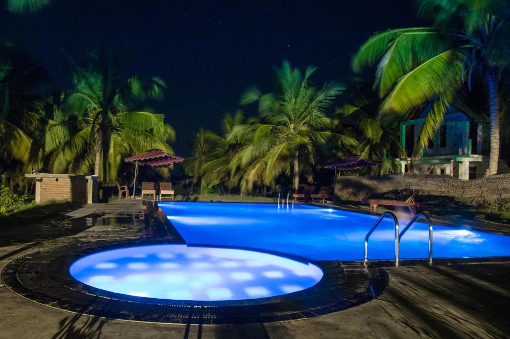 椰子花园餐厅酒店内部或周边的泳池