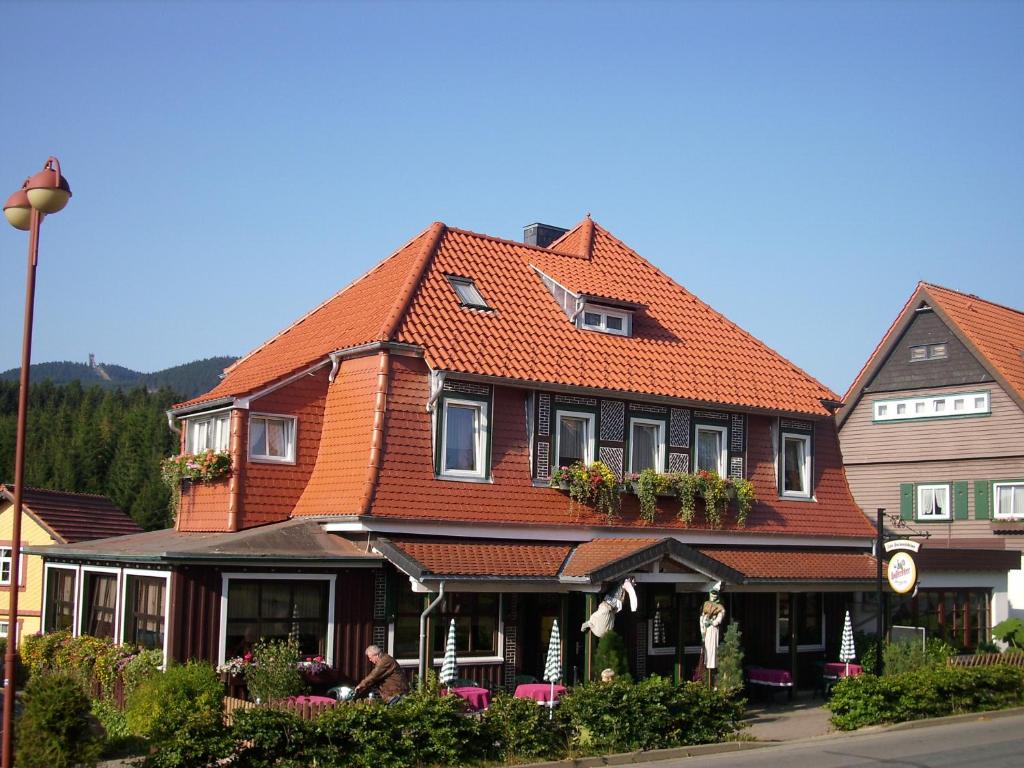 施尔奇鲍肯斯斯提图赫恩酒店的街上一座带橙色屋顶的大房子