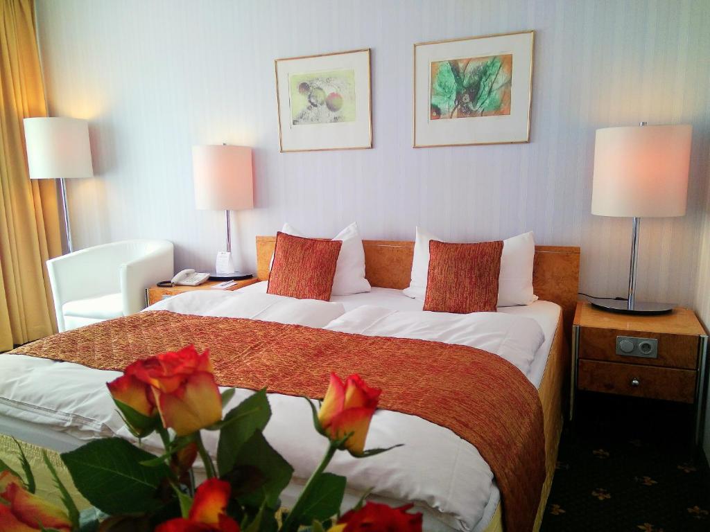 奥斯特巴德·哥伦Alexa Hotel的酒店客房设有两张床和两盏灯。