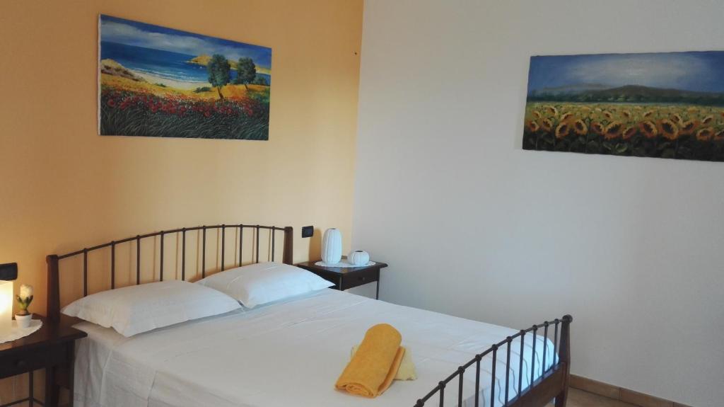 穆罗莱切塞安迪科卡米诺住宿加早餐酒店的一间卧室配有一张黄色毛巾的床