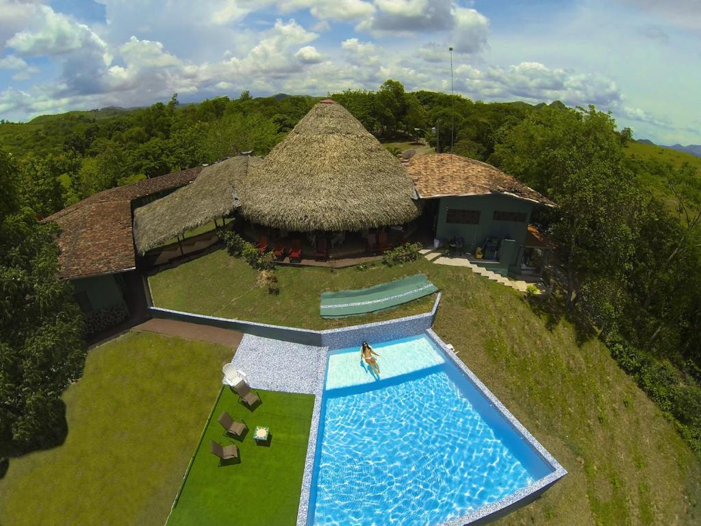 La PintadaLa Pintada Inn的享有带游泳池的别墅的顶部景致