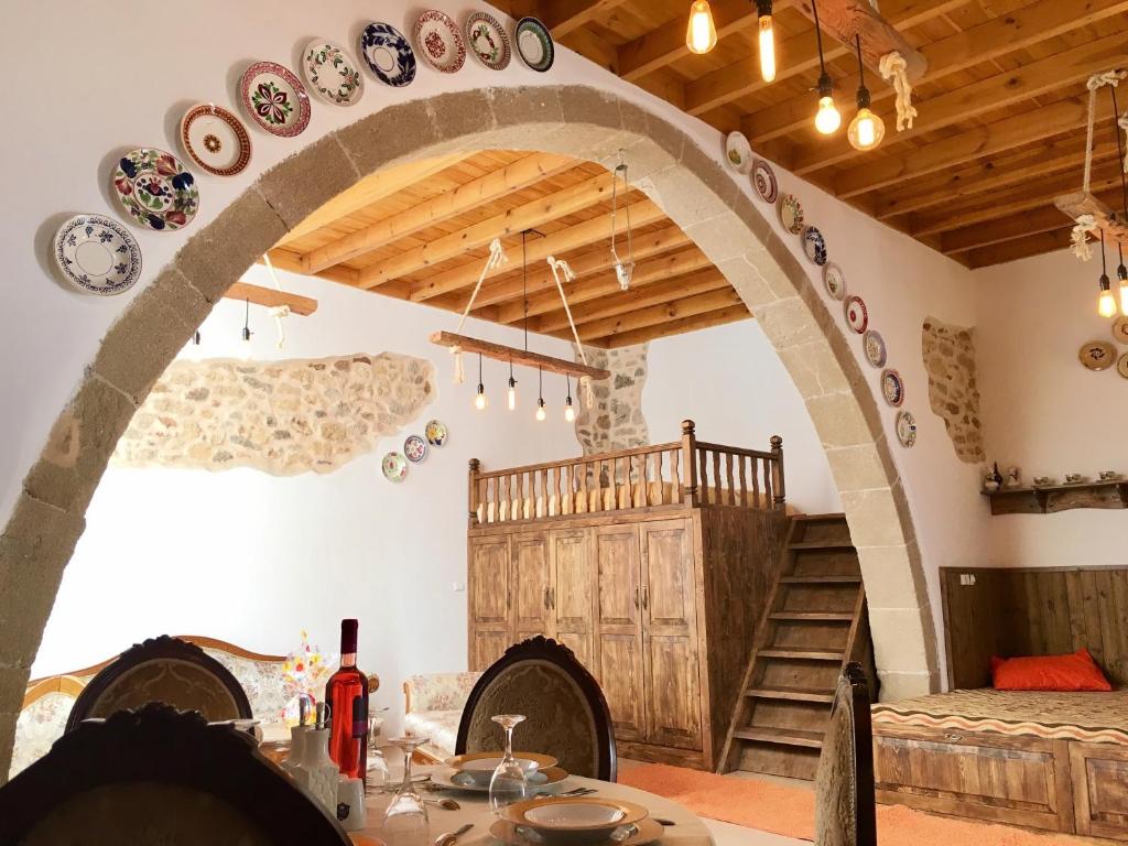 阿彻奇洛斯Anemos Traditional Villa的一间设有拱门的房间和一张墙上的桌子