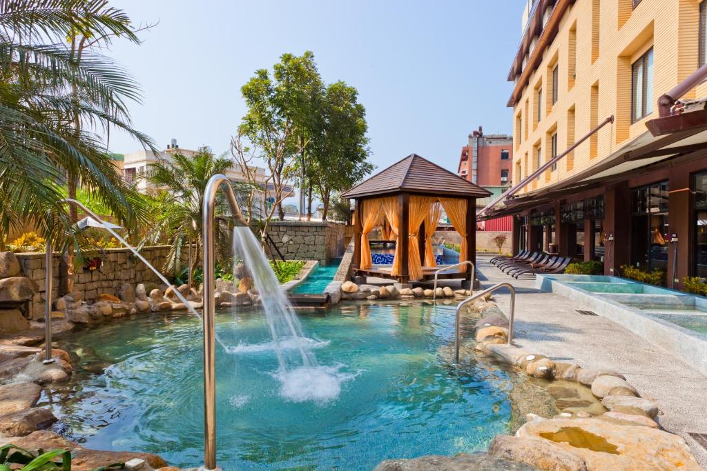 金山区沐舍温泉渡假酒店的游泳池中的喷泉,设有凉亭