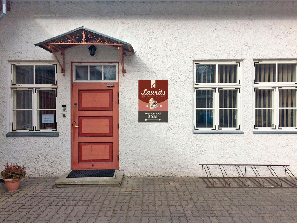 库雷萨雷Guesthouse Laurits的一座建筑,上面有红色的门和标志