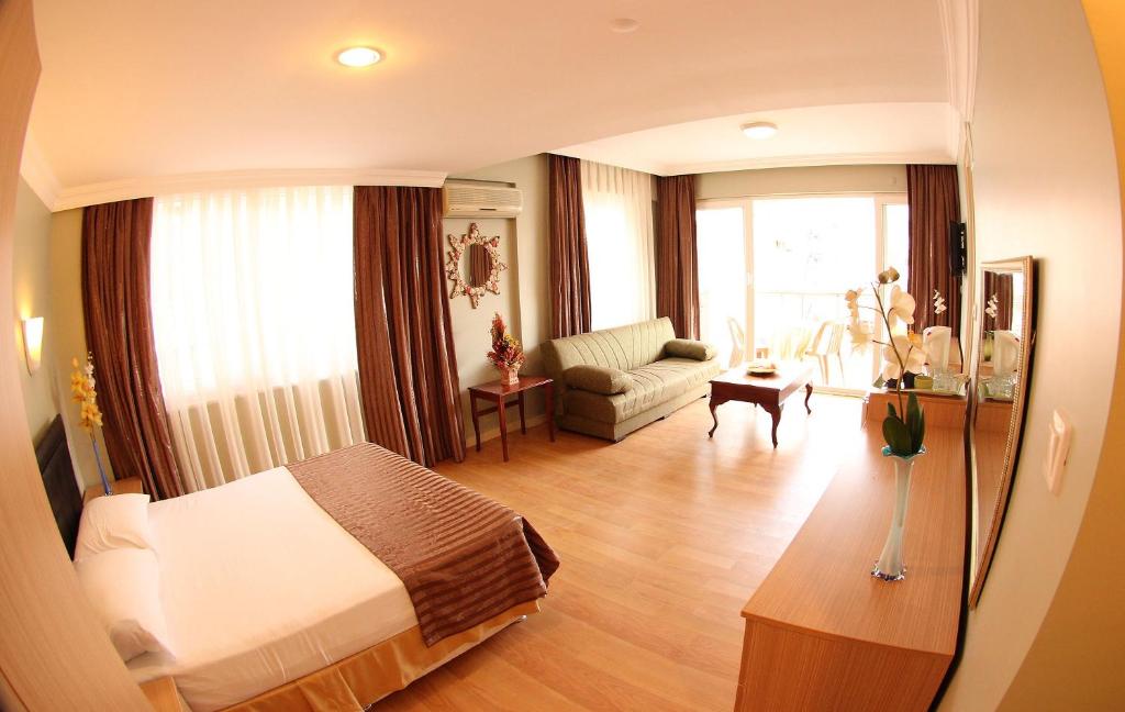 马尔马里斯多斯特酒店的一间卧室设有一张床和一间客厅。