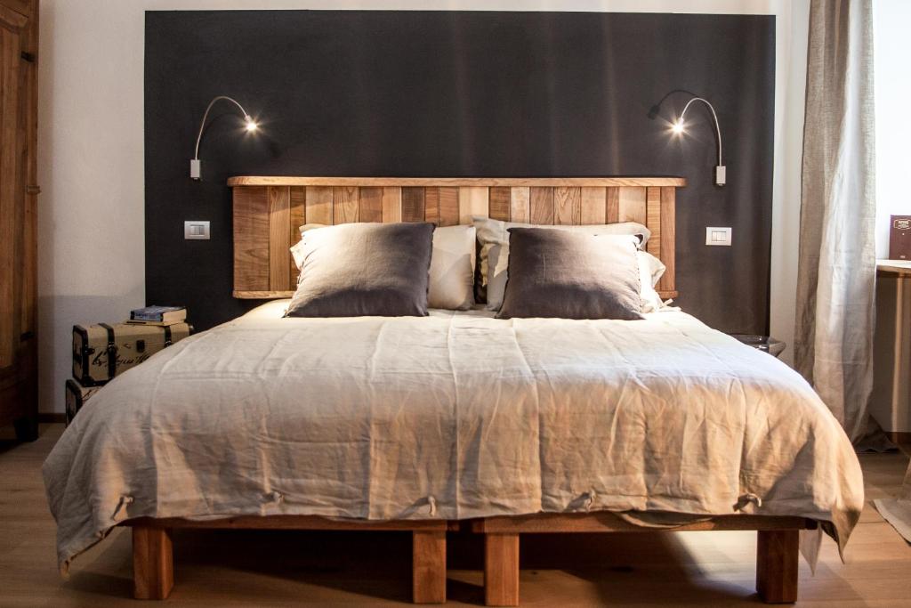 库尼奥Virgula B&B的一间卧室配有一张大床和木制床头板