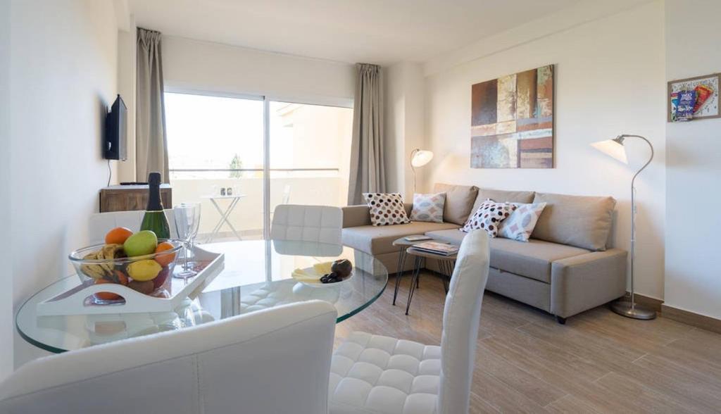 多列毛利诺斯Apartment Club Playa Flores的带沙发和玻璃桌的客厅