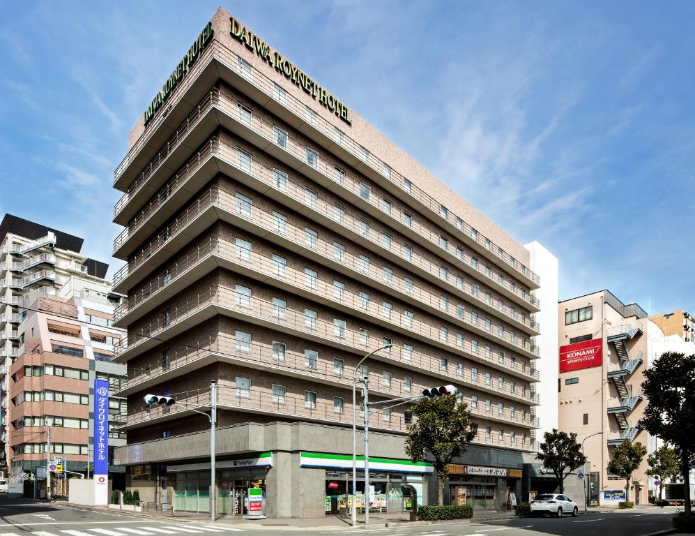 神户Daiwa Roynet Hotel Kobe Sannomiya的一座高大的建筑,上面有标志