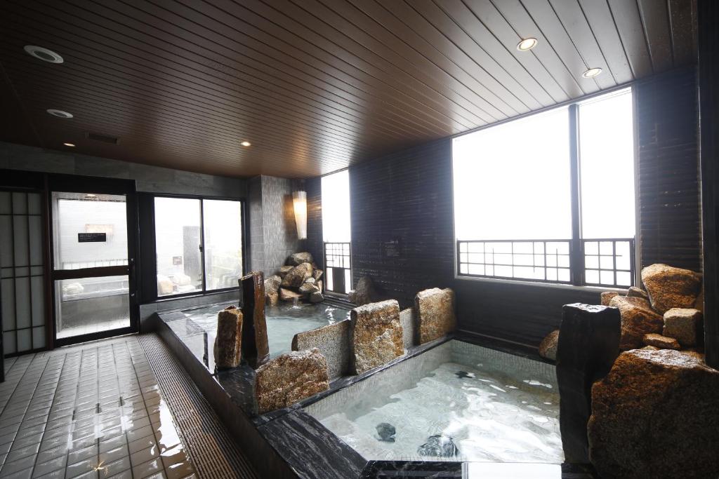 宫崎特嫩温泉云加诺玉宫崎多米经济型酒店的大楼中央的热水浴池