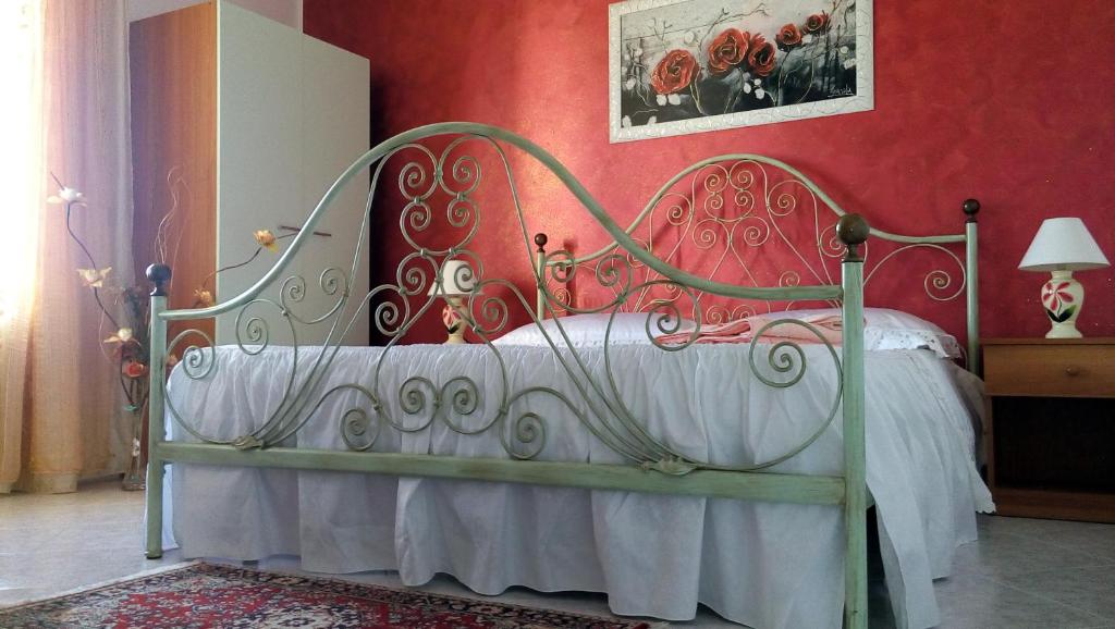 科尔萨诺B&b Tratturi的红色墙壁的房间里一张床位