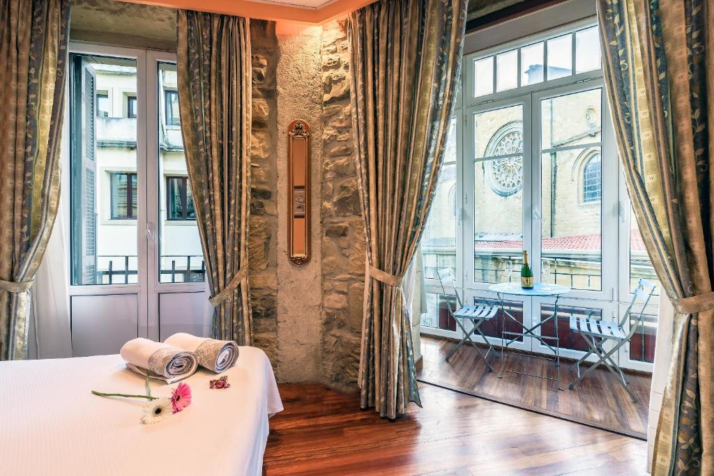 圣塞瓦斯蒂安AB多米尼膳食公寓的客房设有床和大窗户。