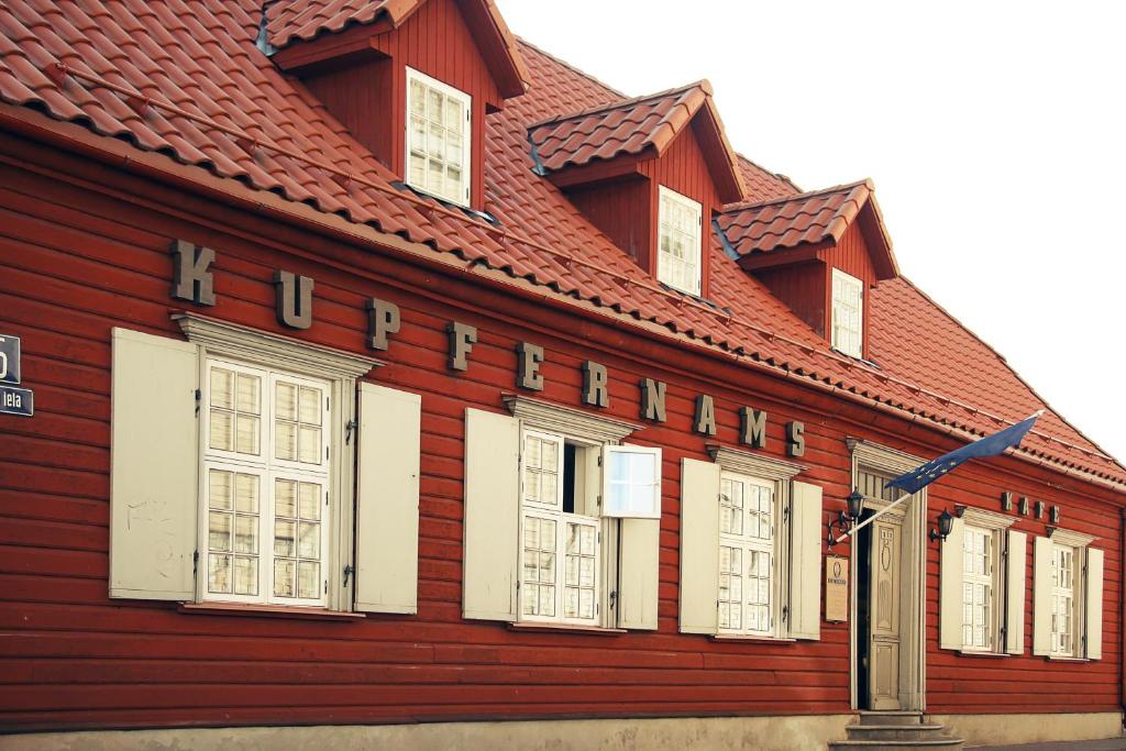 文茨皮尔斯库弗南斯酒店的红色的建筑,有红色的屋顶和白色的窗户