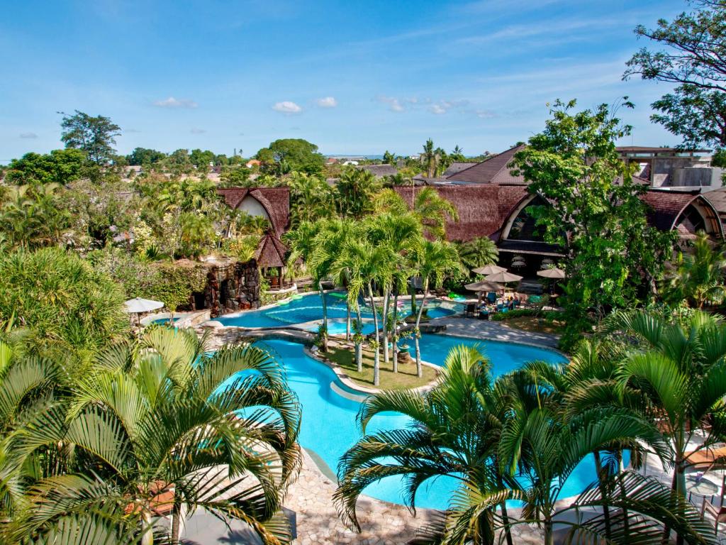 塞米亚克朗邦别墅酒店的棕榈树度假村泳池的空中景致