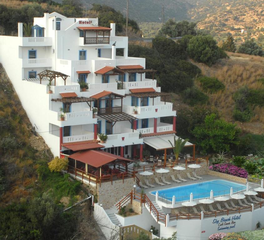 圣加利尼天际海滩酒店的享有酒店空中美景,设有游泳池