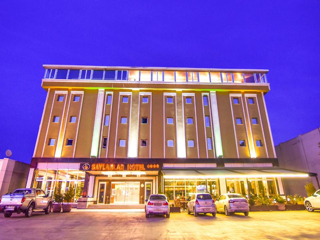 特拉布宗萨伊拉姆拉尔酒店的一座大型建筑,前面有汽车停放