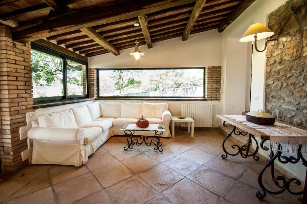 乔治堡Borgo Santa Cristina的客厅配有沙发和桌子
