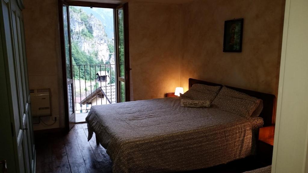Ornicacasa del cirillo的一间卧室设有一张床和一个大窗户