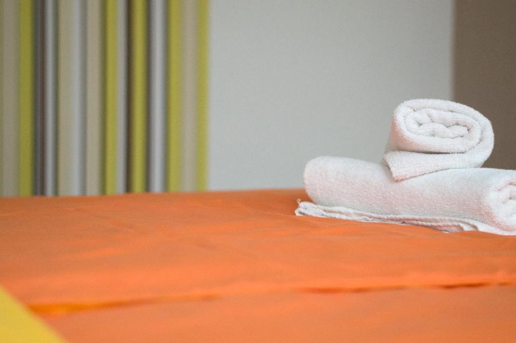 鲍道乔尼特尔代米茨贝尔克斯温德哈兹住宿加早餐旅馆的床上的一大堆毛巾