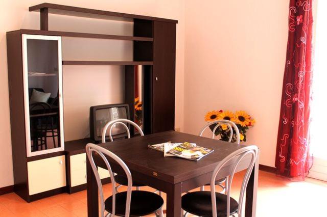 加利波利Rubino的餐桌、椅子和双层床