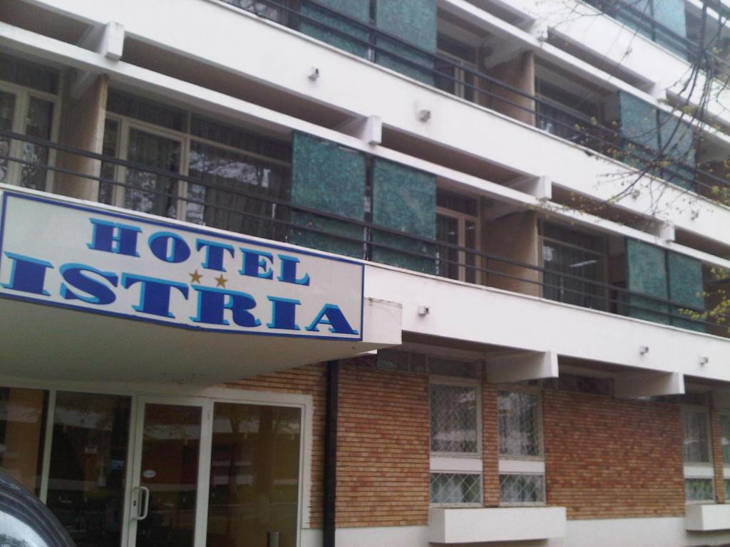 尼普顿Hotel Istria的建筑一侧的澳洲酒店标志