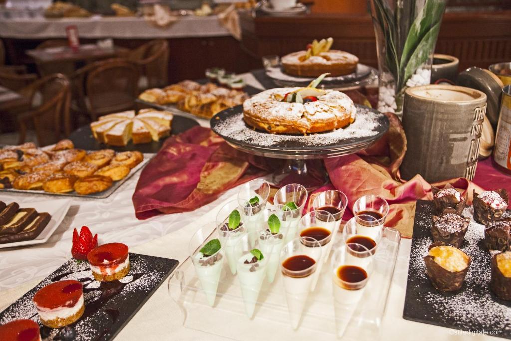 比萨拉佩斯酒店的餐桌上摆放着各种糕点和甜点