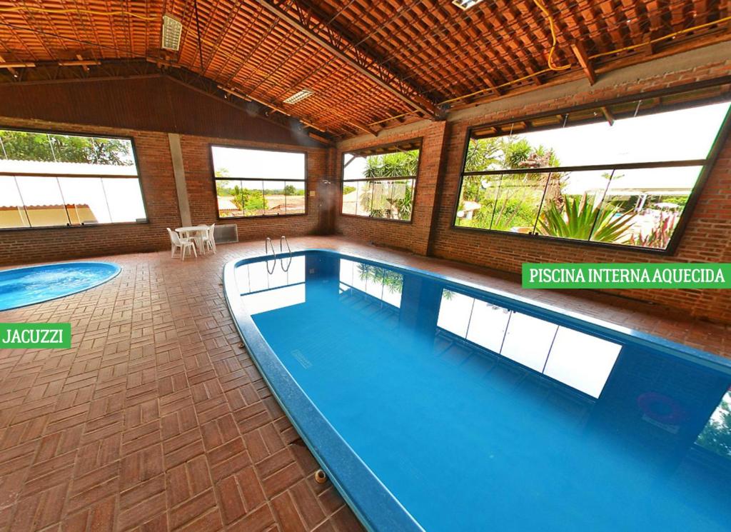 伊瓜苏伊瓜苏殖民风格酒店的一座带游泳池的大楼内的大型游泳池