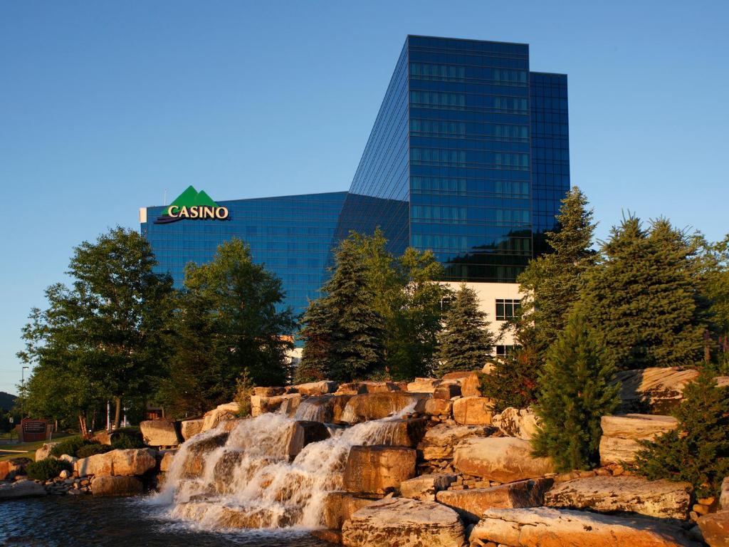 萨拉曼卡Seneca Allegany Resort & Casino的河滨建筑前的瀑布
