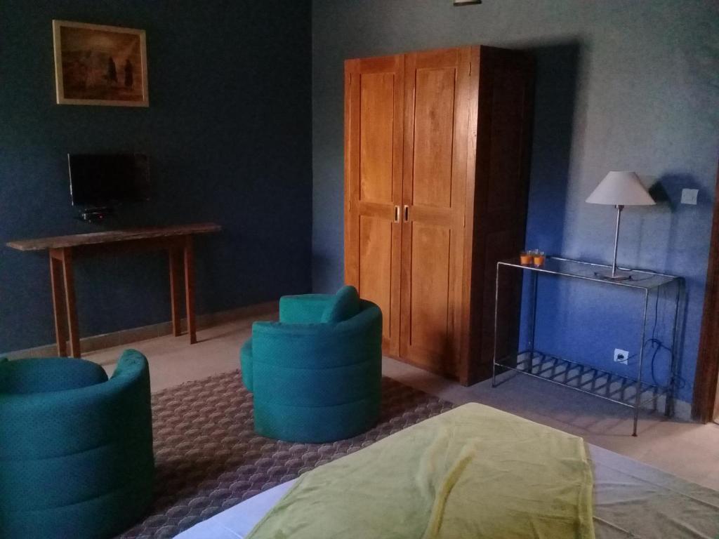 达喀尔Les 5 lanternes by Clara的客厅配有蓝色椅子和电视