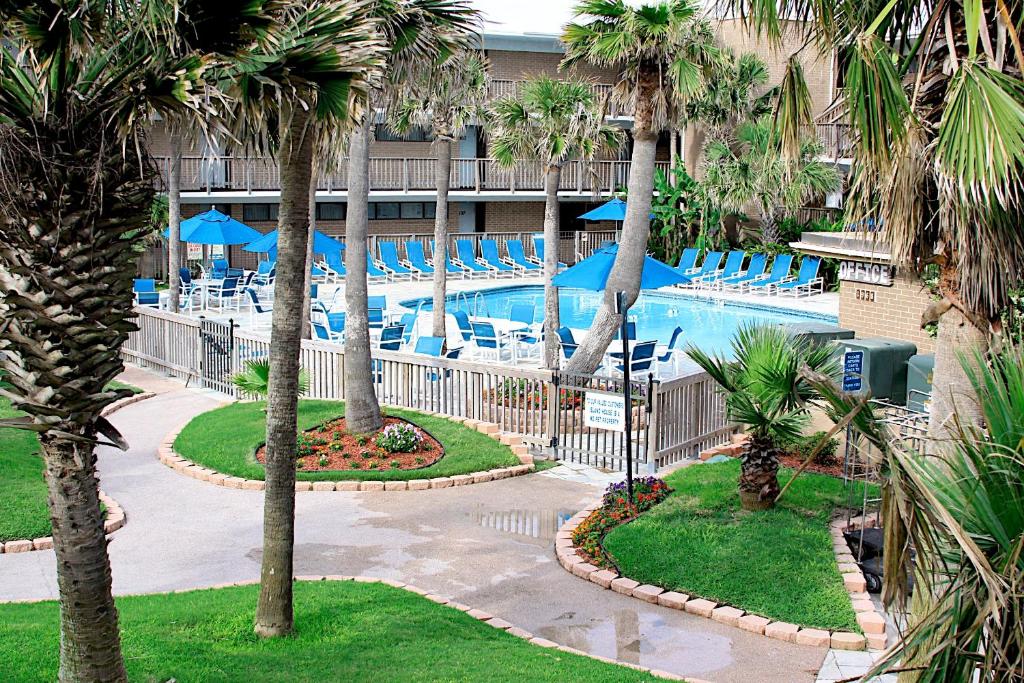 Island House BeachFront Condo Hotel内部或周边泳池景观