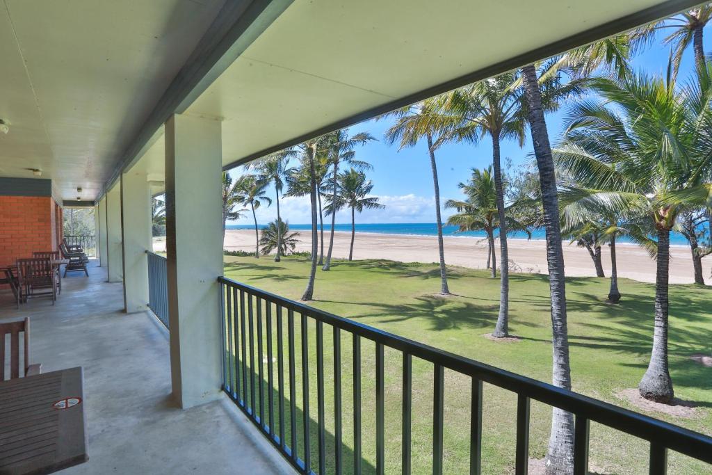 Sarina萨日娜海滩汽车旅馆的享有海滩和棕榈树景致的阳台