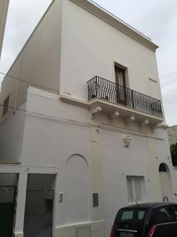 马蒂诺Gli appartamenti del Salento的白色的建筑,侧面设有阳台