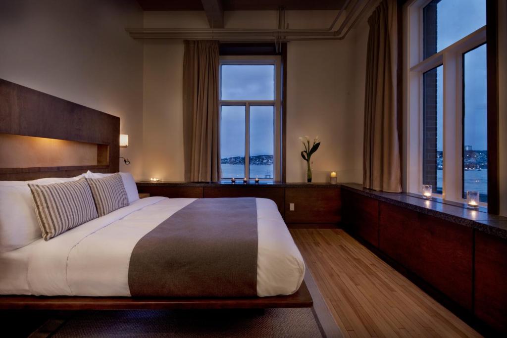魁北克市Hotel 71 by Preferred Hotels & Resorts的一间卧室设有一张大床和大窗户