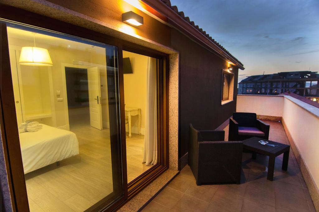 莱沃尔塔佩蒂特自然酒店的客房设有阳台、床和窗户。