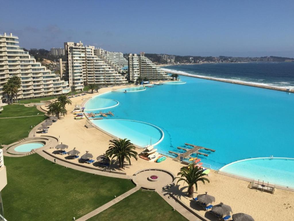 阿尔加罗沃Apartamento en San Alfonso del Mar 3D-2B的享有大海旁大型游泳池的顶部景致