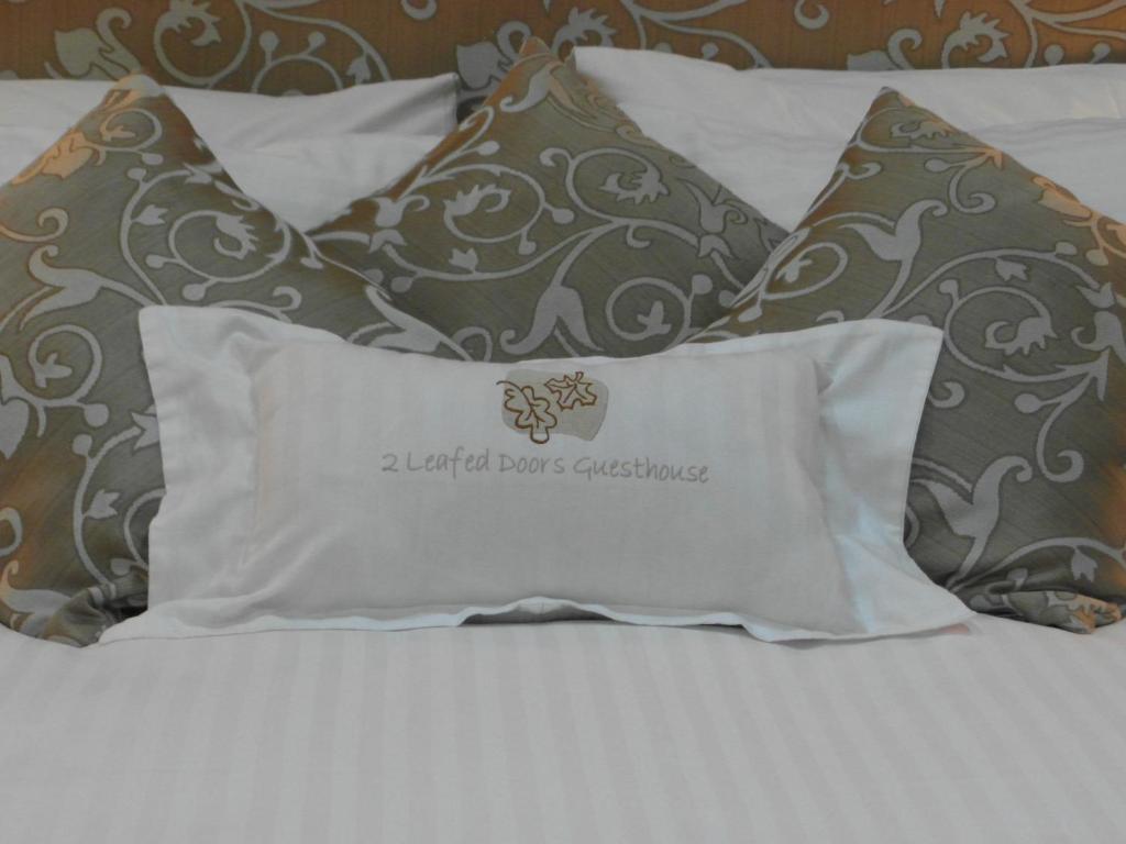 约翰内斯堡2扇门旅馆的床上的枕头堆