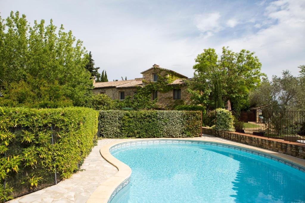 奥朗日Le Mas Des Aigras - Hôtel de Charme en Provence的一座房子的院子内的游泳池
