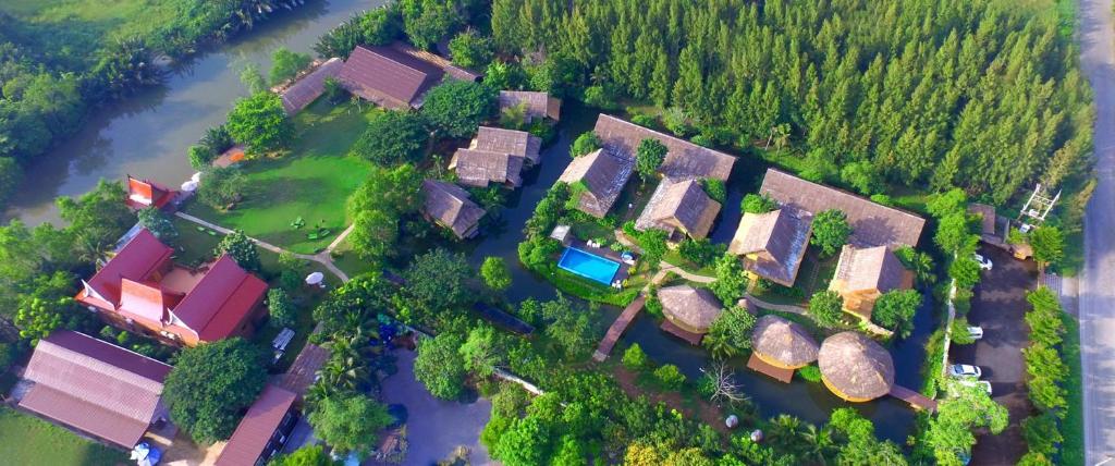 安帕瓦阿希塔生态度假酒店 的享有一群房子和河流的头顶景色
