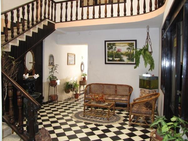 图皮萨Hotel La Torre的一间带楼梯和长凳的客厅