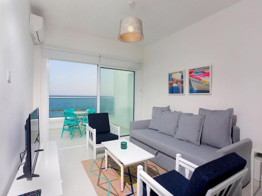 利马索尔On The Beach Penthouse by TrulyCyprus的客厅配有沙发和桌子