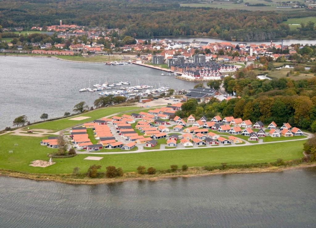 格罗斯滕菲斯克纳斯享受度假码头酒店的水面上的一个岛屿上村庄的空中景观