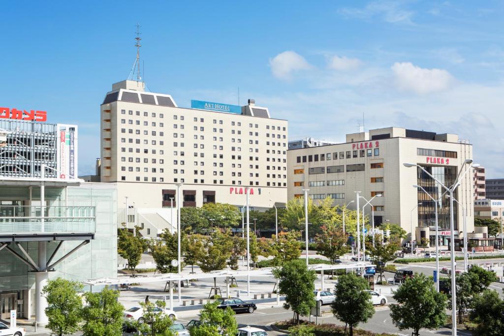 新泻ART 新泻站前酒店的一座拥有高楼和停车场的城市