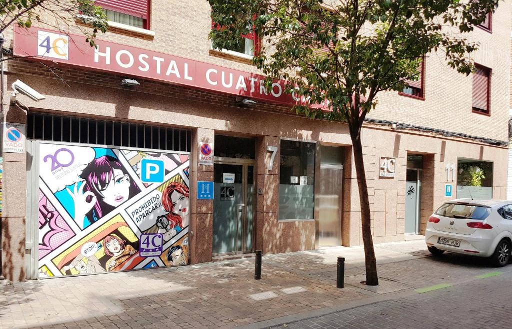马德里4C四大街旅馆的带有读医院四重奏标志的建筑