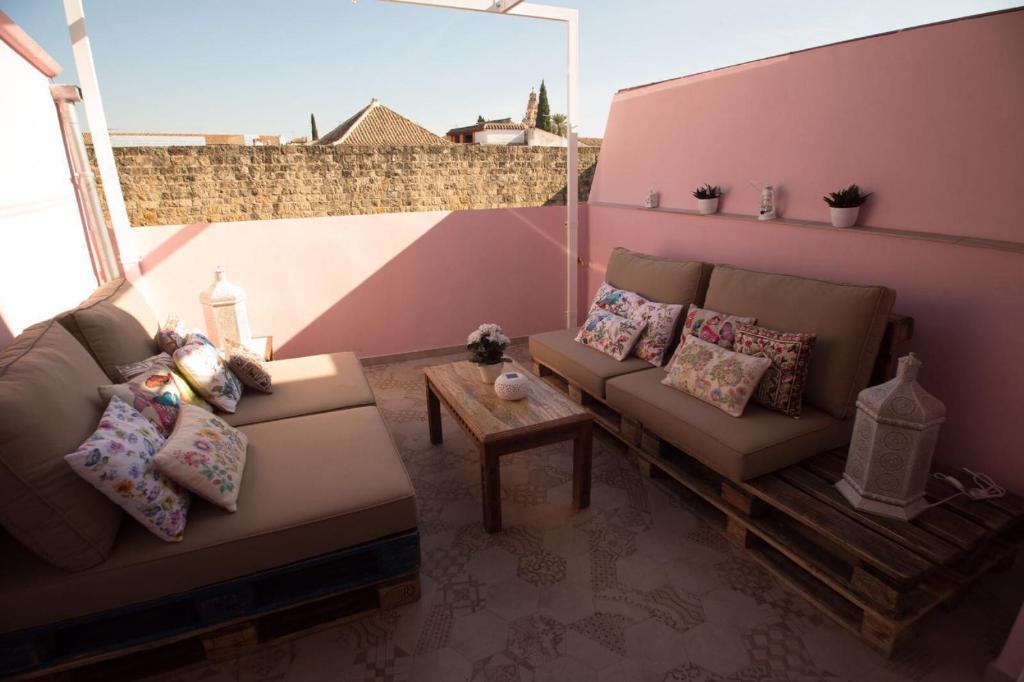 科尔多瓦Apartamento El Balcon de la Muralla的客厅配有沙发和桌子