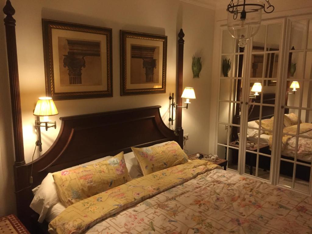EsteponaApartamento del paraiso的一间卧室配有两张床。