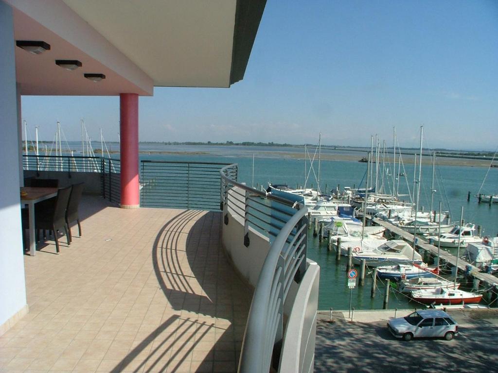 格拉多Appartamento Adelaide的码头上放着一群小船的阳台