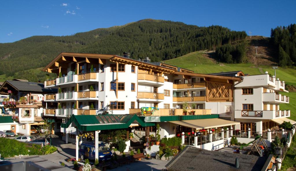 萨尔巴赫Wellness- und Familienhotel Egger的一座大酒店,背景是一座山